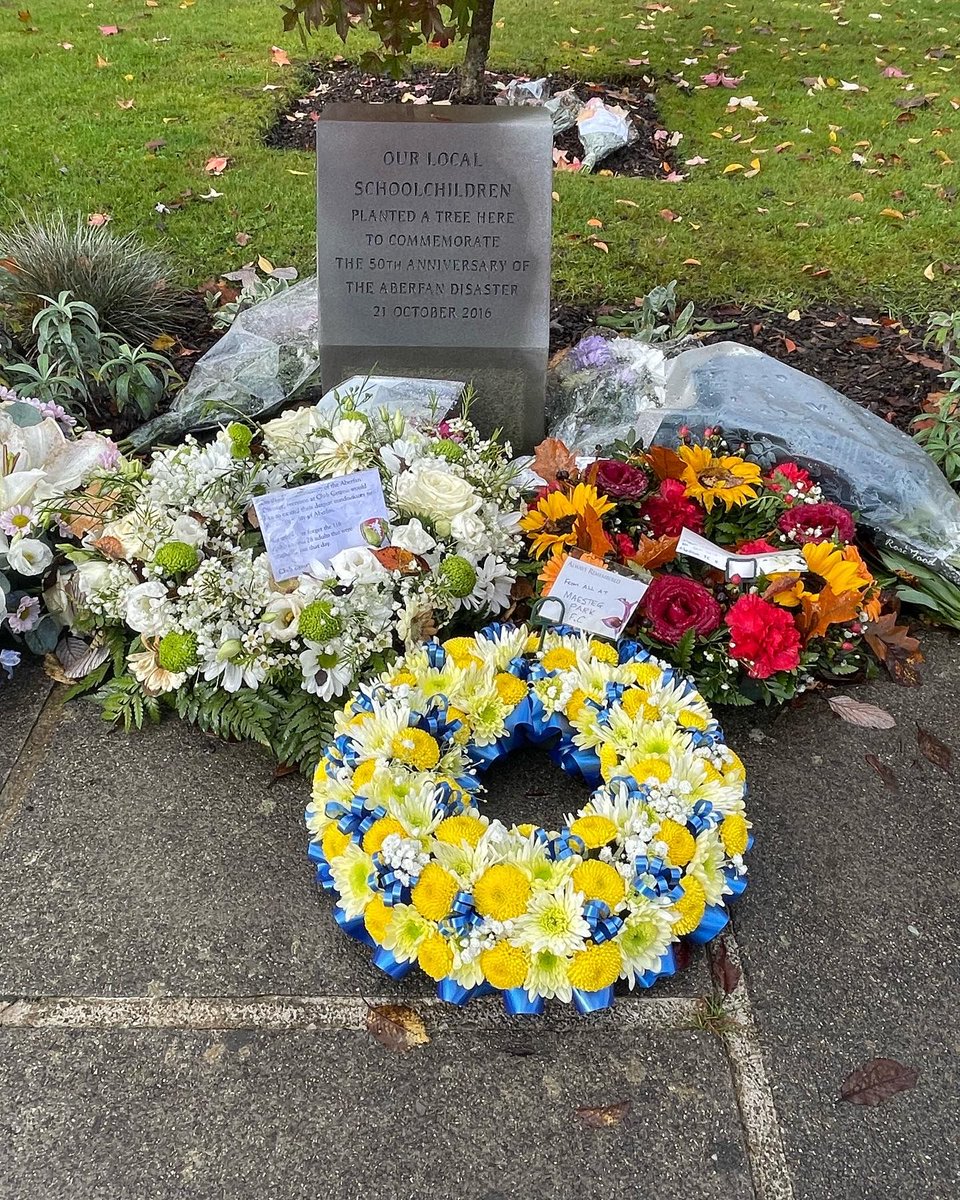 Lovely to see our floral tribute placed at the memorial garden. 
Big thanks to the <a href="/AberfanFC/">Aberfan FC</a> lads for taking it back for us. #thepriceofcoal