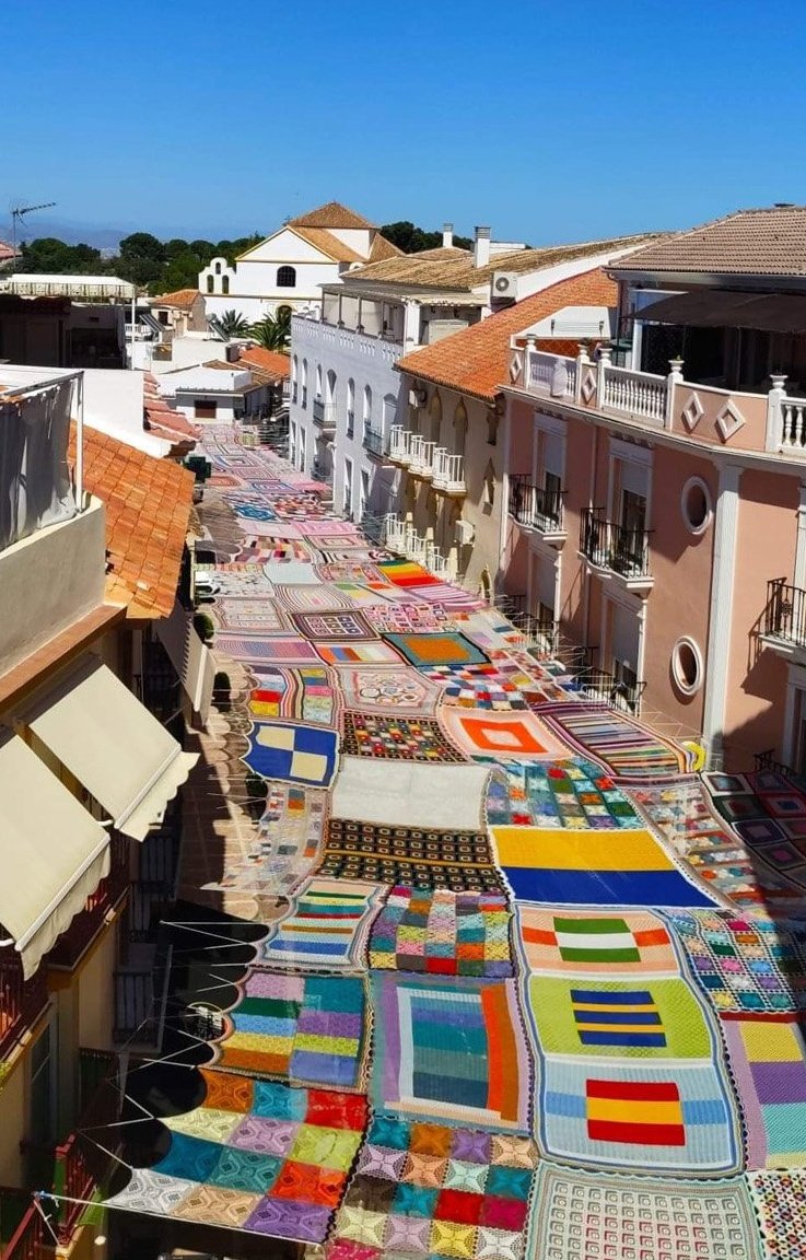 Spanish crochet teacher Eva Pacheco and her students created a street canopy in crochet and knitting, making welcome shade for the community of Alhaurín de la Torre, Malaga #WomensArt