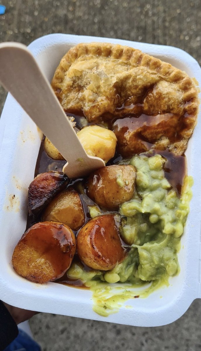 Pie, roast potatoes, peas and gravy at Grimsby town (<a href="/officialgtfc/">Grimsby Town F.C.</a>)

💷 £6.50