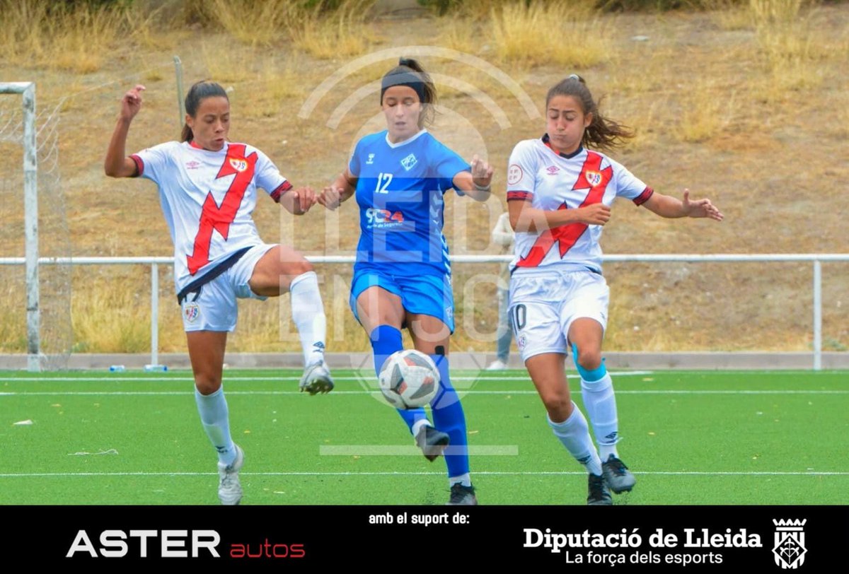 SEGREcom's tweet photo. ⏱️ 70' | 2-1 | @Patri12TP pressionada per dues jugadores del @RayoFemenino !
 
📸 @CarlesMiranda

#RayoAEM #LleidaEnJoc

🚨 EN DIRECTE:
 💻 https://t.co/sV6ckBZDCe
📲 APP SEGRE https://t.co/FraPxP1k1G https://t.co/Nw0MEslecw
