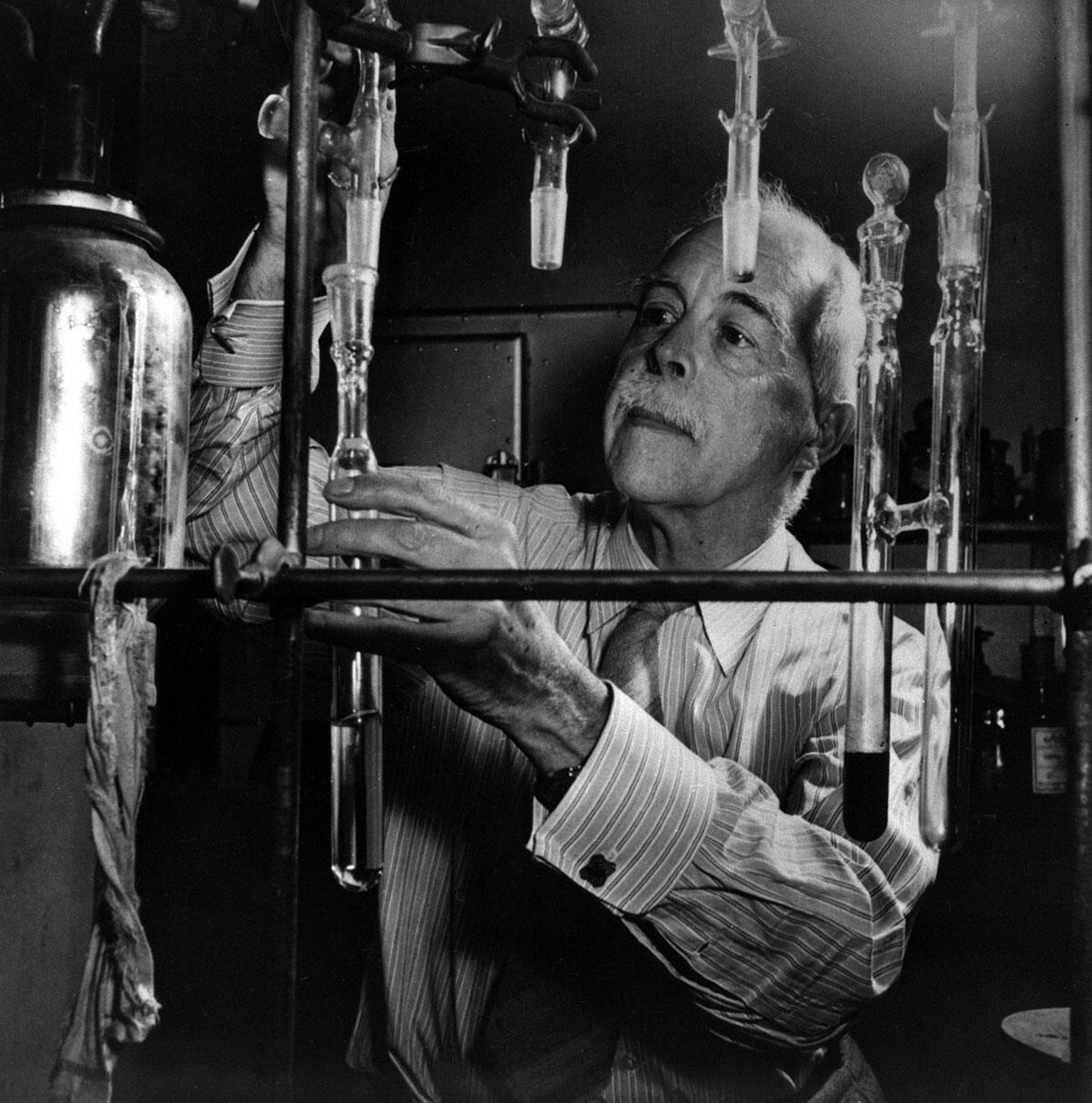 mariobianchi18's tweet photo. Il #23ottobre 1875 nasceva #GilbertLewis. Collaborò con I. Langmuir nello sviluppo della teoria della valenza, con cui in seguito introdusse il #legamecovalente: una combinazione chimica è fatta tra 2 atomi dalla condivisione di una coppia di elettroni, forniti da ciascun atomo. https://t.co/GTRls3Swv6