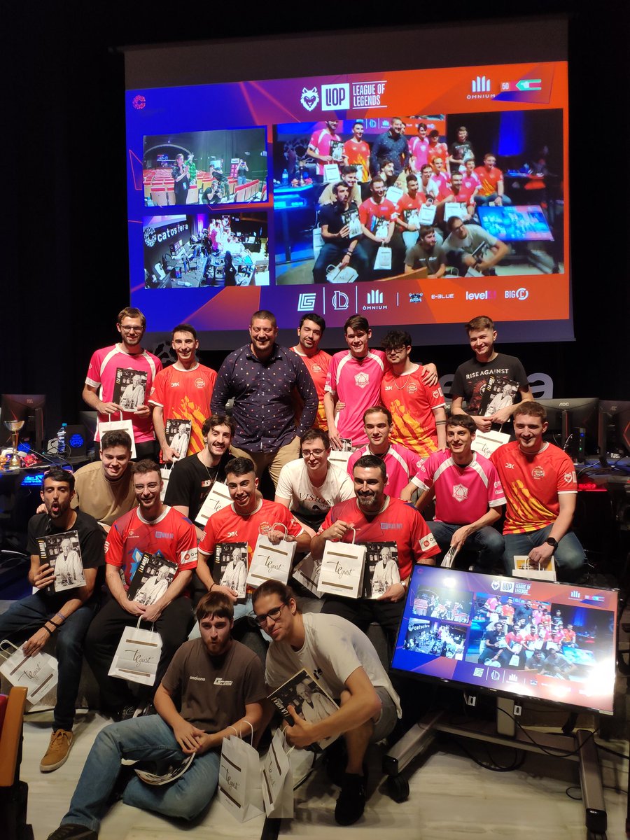 Després d'una copa lleona que va anar a parar cap a casa de <a href="/FamiliaIogurt/">Família Iogurt</a>, creieu que avui començarà el miracle run de <a href="/SucDeKul/">SucDeKul</a> per estar dins els play off de la lliga #Llop de <a href="/Gamesportselect/">Gamesports Electrònics</a>?
Jo confio en poder guanyar el derbi aquest cop 💪🏼😜