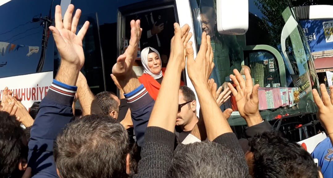 DurdaneBeyoglu's tweet photo. Birliğimizin, kardeşliğimizin teminatı olan asrın lideri, ümmetin umudu Cumhurbaşkanımız Sn.Recep Tayyip Erdoğan'ı kentimize yakışan görüntülerle karşıladık.
Bu halk, sevdiğine muhabbetini eksik etmez. https://t.co/Syd01VppKo