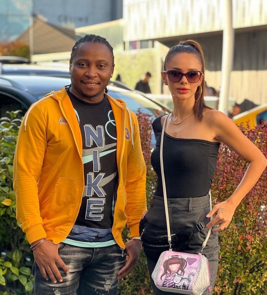 Akasya Durağı dizisinde Dilek ve Obayana karakterleri ile gönüllerde taht kuran Max Bendo ve Pelin Sönmez yıllar sonra tekrar bir araya geldi 📸