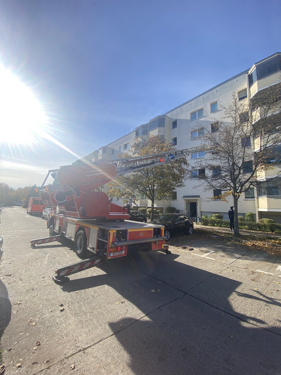 Aktuell verteilen Einsatzkräfte an bettlägerige u. in Quarantäne befindliche Personen welche auf sich aufmerksam gemacht haben Wasserbeutel. 

Im Zuge der Massnahme wurde 1 ältere, hilflose Person aufgefunden u mit Hilfe der <a href="/Berliner_Fw/">Berliner Feuerwehr</a> befreit u ins Krankenhaus verbracht.