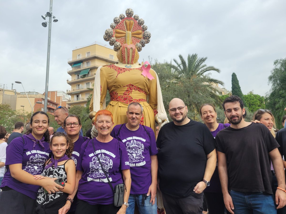 JxCatEixample's tweet photo. D'altra banda donem suport a l'Associació Fal•lera Gegantera de la Sagrada Família en la recerca per fer créixer la colla.

Si vols participar-hi envia un email a: fagesafa@gmail.com https://t.co/4HYgdeNxjO