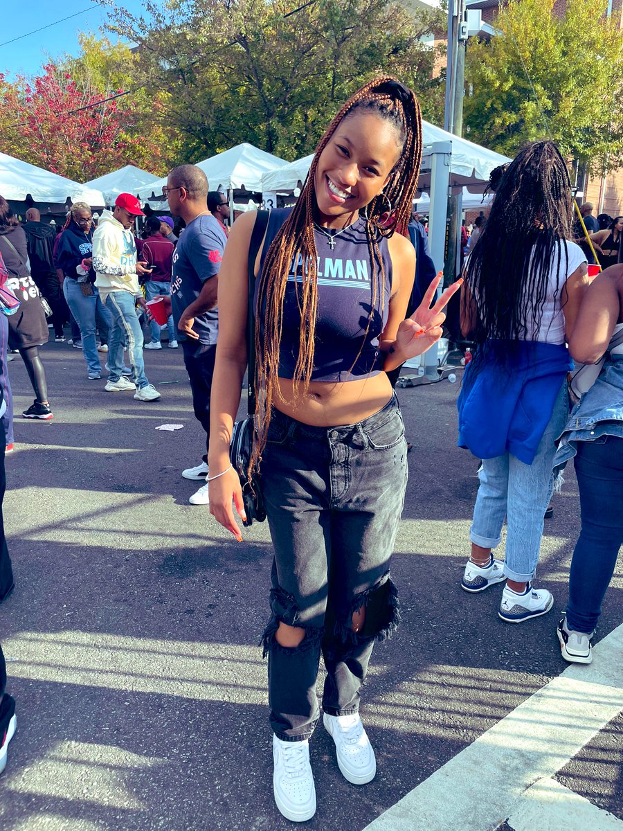 astrostarbright's tweet photo. My first homecoming is in the books! And it was everything I had hoped it would be! LIT🔥💙🔥💙
#hbcupride #collegelife #outside #atl #Spellhouse #spelman26 #auc https://t.co/P3Pk8KBodz