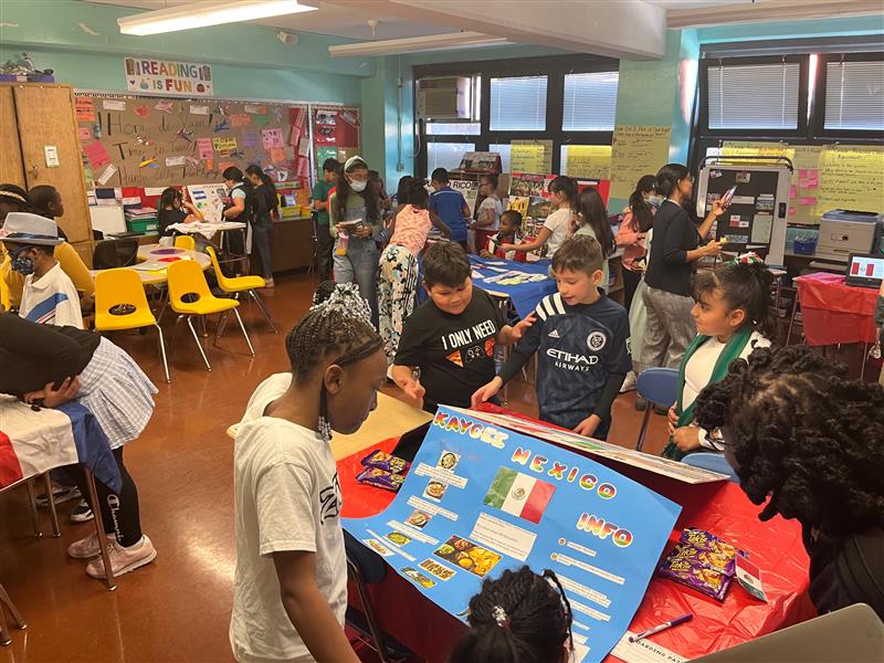 HeyBccs's tweet image. BCCS partnered with families for a Hispanic/Latinx Heritage Museum Walk in the school.  It was inspiring to see our students share what they&apos;ve learned! @CommunitySupt16 @D16LEADS @ruxdanika @NequanMclean @OsseChi @stefanizinerman #welovebccs