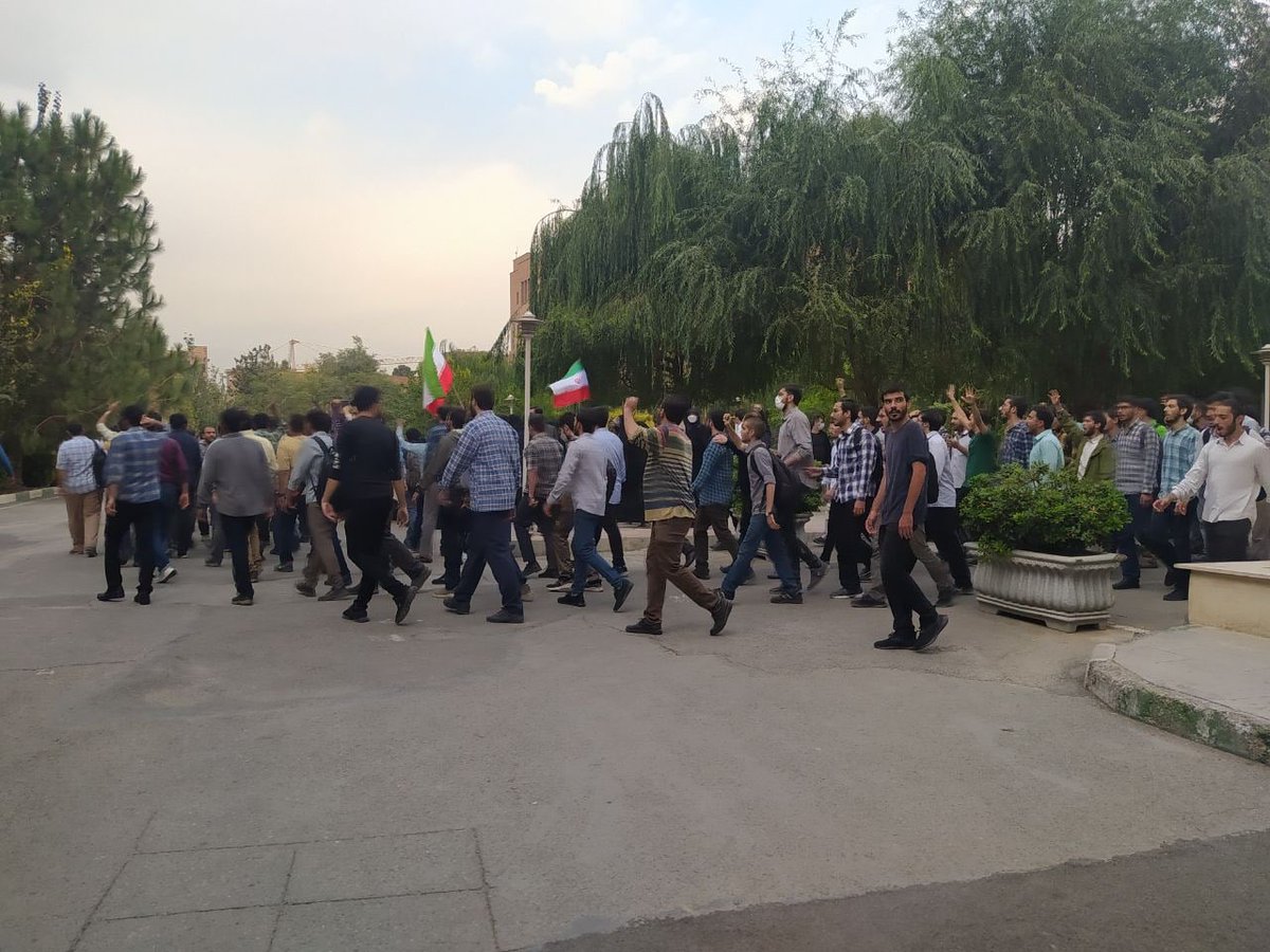 pouriazeraati's tweet photo. :)))
بسیجیا رو که از سلف البرز #دانشگاه_شریف بیرون کردن، رفتن جلو دانشکده کامپیوتر شعار میدن «حیدر، حیدر»

#مهسا_امینی https://t.co/sKfq93fcFO