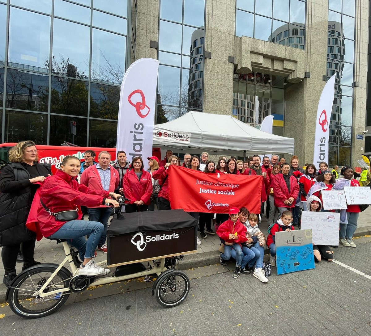 solidariswal's tweet photo. Solidaris et le réseau associatif se mobilisent pour le climat. Nous voulons réaffirmer avec force que justice sociale et justice écologique vont de pair ! #MarcheClimat #WalkForTheFuture  #StandUpForTheClimate
@Soralia_asbl #Liages #Latitudejeunes #Sofélia #Esenca https://t.co/zH5g7PHmbR