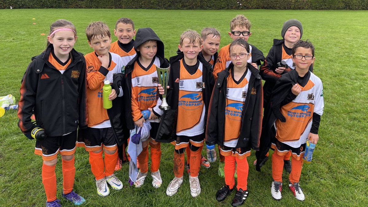 Paul_Maloney1's tweet photo. Many thanks to @C_W_J_F_C U10’s for an awesome game 🤘

#Congrats to this weeks Player of the Match 🏆for our Freestyle U10’s Team 👟⚽️

A great effort by all ☔️🌧

#MakingDreamsComeTrue
 #MakingMemories 

@LancashireFA @Teamgrassroots_ @mlcjfl 🧡🖤🧡🖤🧡🖤 #teammates https://t.co/sG41i0lZzg