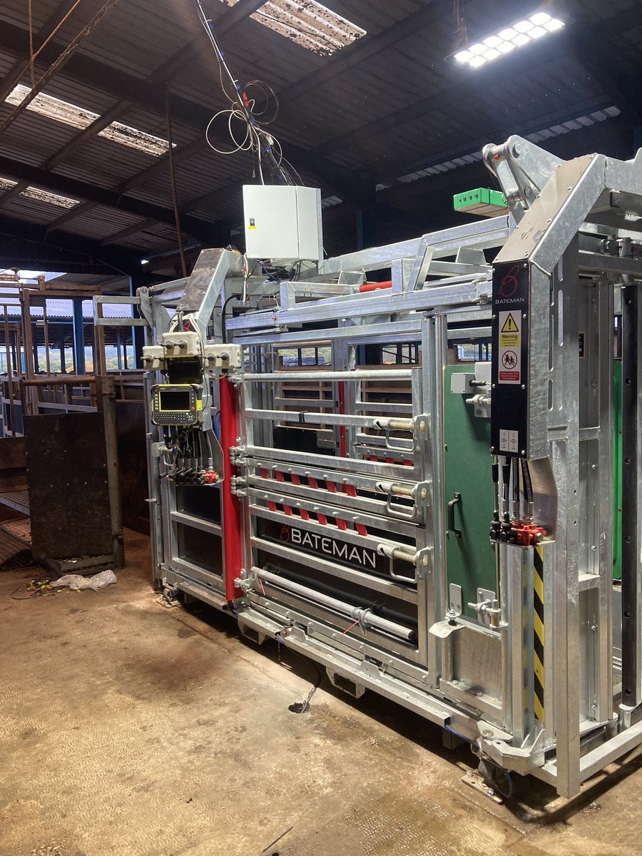 ChanterTom's tweet photo. After around 250,000 weighting’s in the last 11 years we have replaced our Bateman squeeze crush….with a new Bateman Squeeze crush! Loads of subtle design improvements making it even better to operate! Here’s to the next 250,000 cattle weighing!! #bateman #molevalley #finishing https://t.co/H4MoZaboWZ
