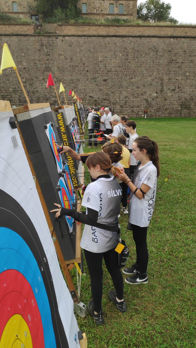 Diumenge de diana amb la XXX Lliga Social <a href="/ClubArcMontjuic/">Club Arc Montjuïc</a>!

👉La competició, que s’organitza un diumenge de cada mes, ha convocat a tots i totes les participants per afavorir la posada en contacte de les persones que comencen a practicar la disciplina.

🔗via.bcn/1LNu50LiuK9