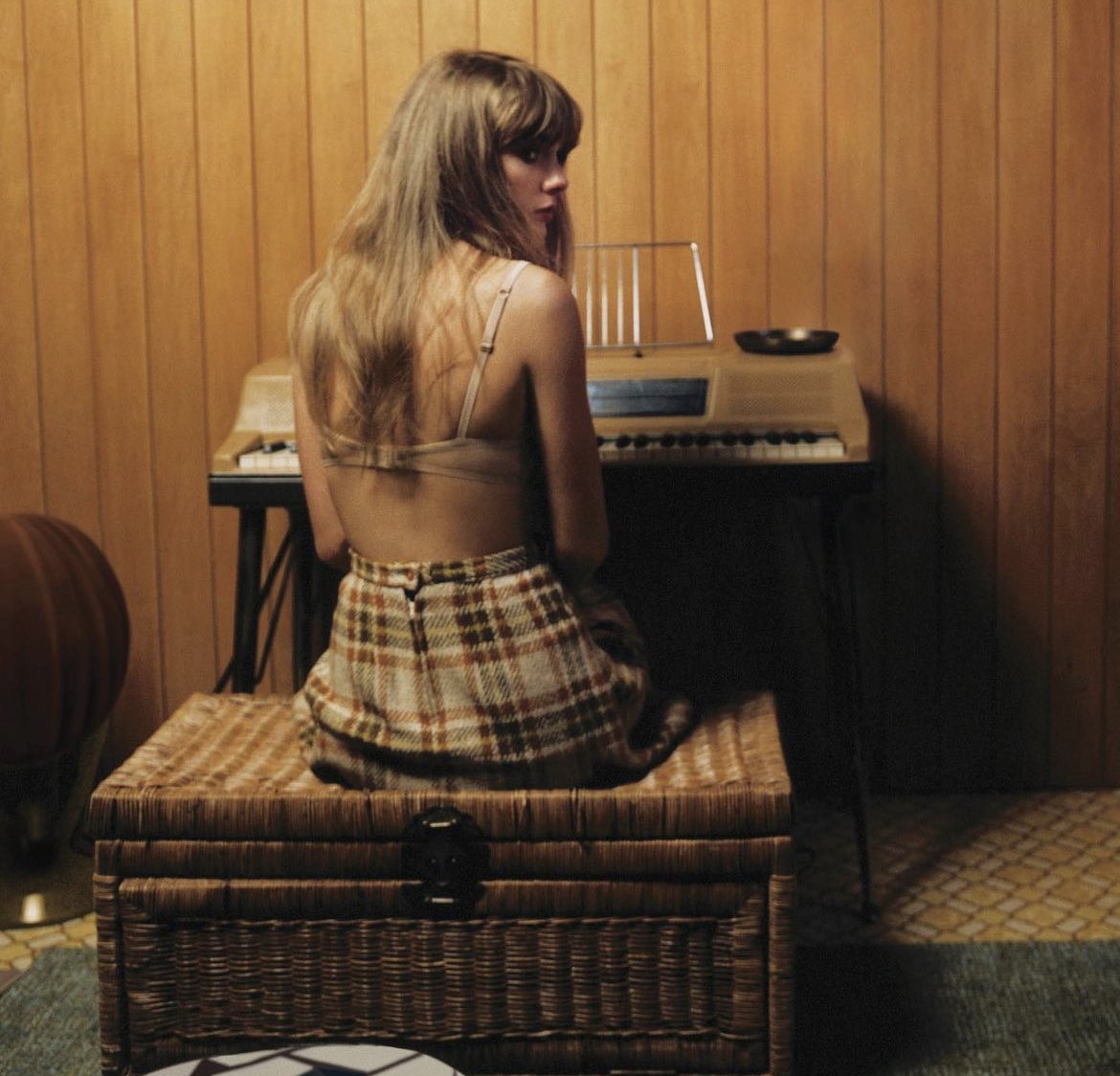 BuzzingPop's tweet photo. ‘Midnights’ by Taylor Swift is now challenging Britney Spears’ ‘Oops!… I Did It Again’ (1.31M) for second-biggest sales week for a female album in US history. https://t.co/Z08EFsY1Qq