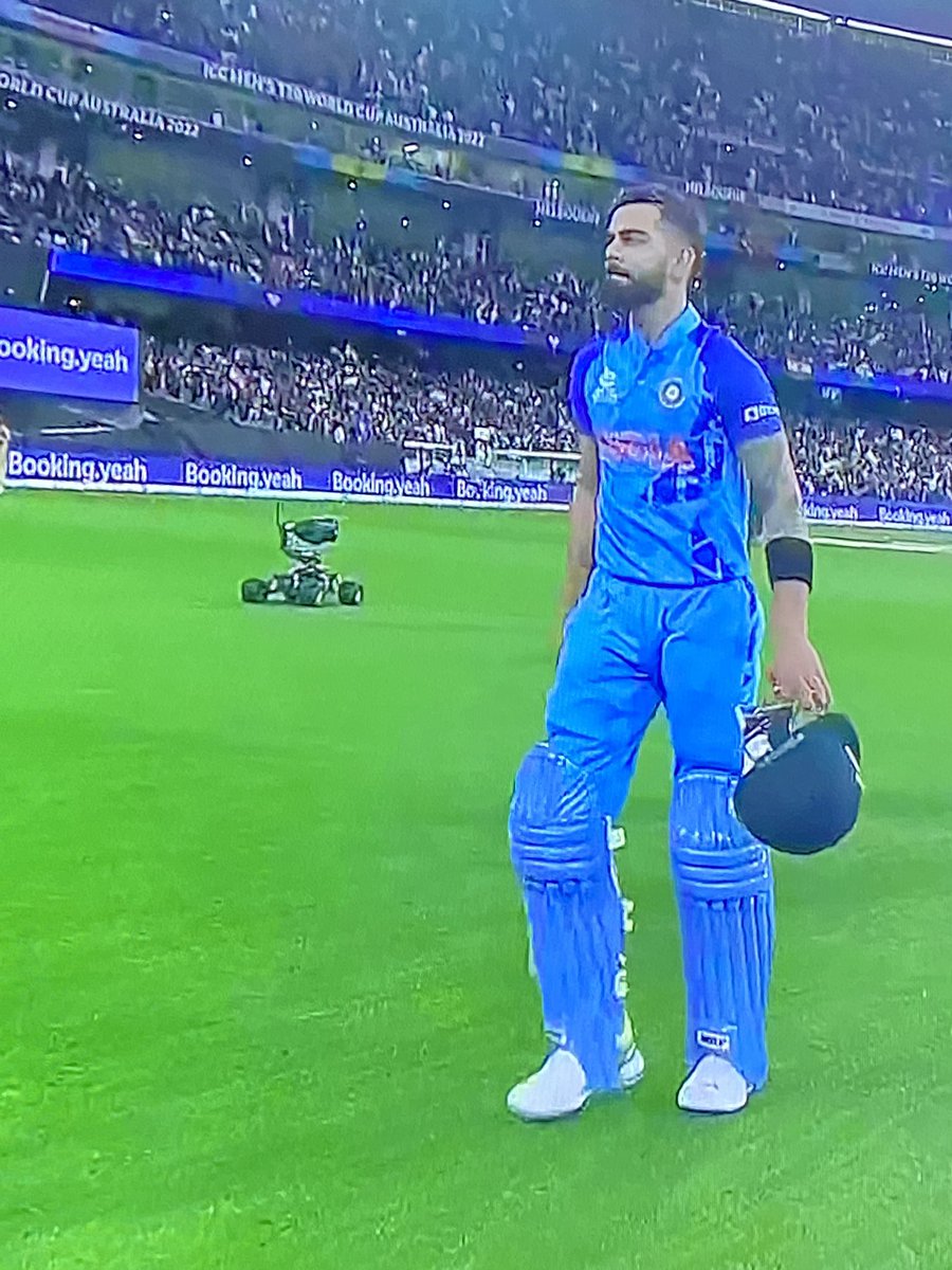 The king is back and how 🥶🥳 #KingKohli #ViratKohli #indvspakmatch #INDvsPAK2022