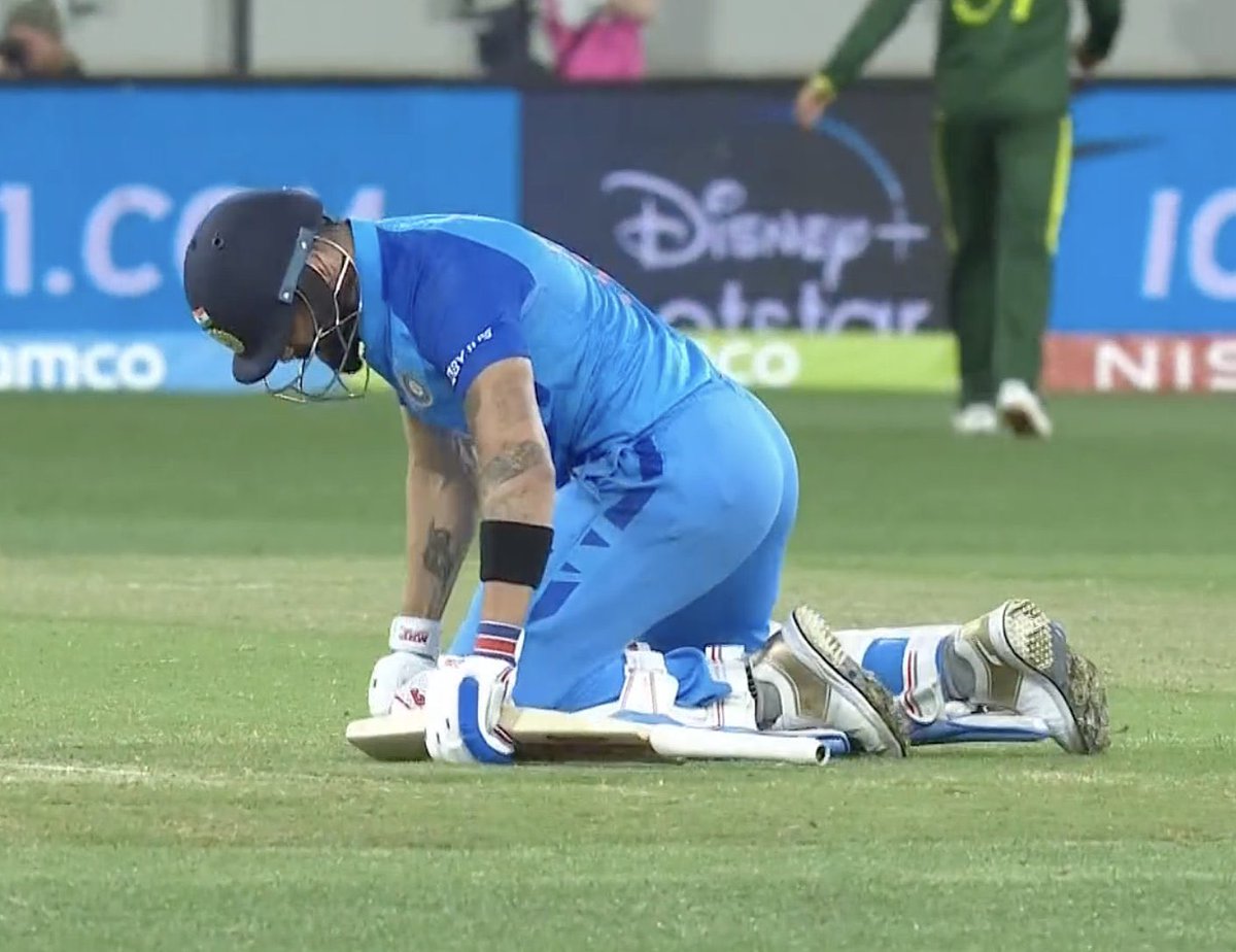 gauravkheterpal's tweet photo. 🇮🇳🇮🇳🇮🇳🇮🇳🇮🇳

Form is temporary, class is permanent! Take a bow King Kohli!

A masterclass in T20 batting!

#INDvsPAK2022 #T20WorldCup2022 https://t.co/GLcCTkx84M