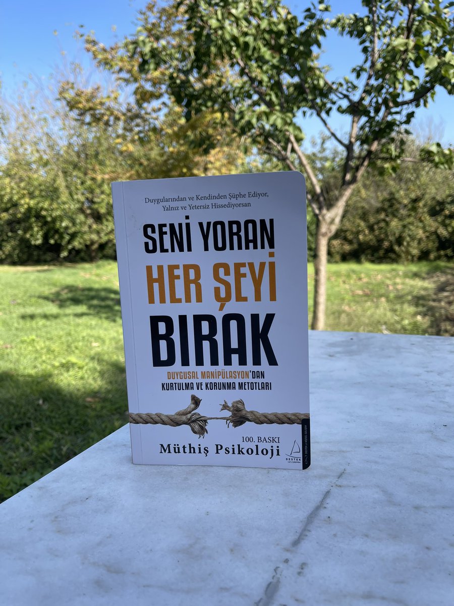 İkna farkında olmadan olunduğunda çok tehlikelidir Farkında olmadan ikna edilip/kandırılıp hayatı güçleşen kişiler için önerdiğim kitap @muthispsikoloji @destekyayinlari SENİ YORAN HER ŞEYİ BIRAK #doktordankitaptavsiyesi #ikna #manipülasyon