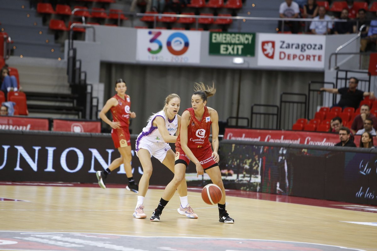 #GameDay Cuarto cuarto | 5.00 min ¡Últimos cinco minutos! 🏆 #LFEndesa J. 4 🦁 @CasademontZGZ 64 ⚪️ @CBClarinos 50 📺 @aragontv | @ardeportes (streaming) 📻 @aragonradio #CAZTEN | #20AlBasket | 📸 Javier Belver