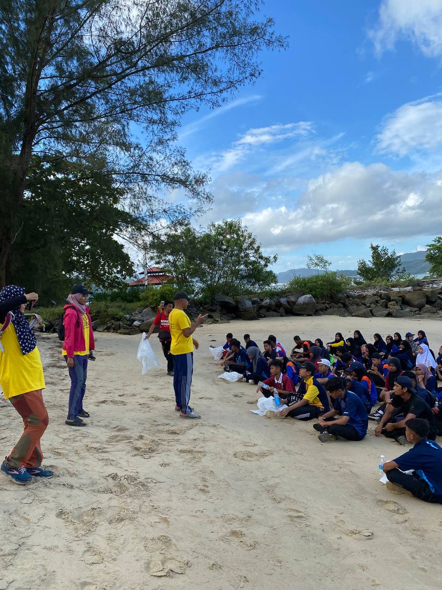 TrashHeroPerlis's tweet photo. #101 TrashHeroPerlisCleanup @ PulauTuba

24/9/2022(Ahad) seramai 120 HERO berjaya mengutip 61.8kg sampah. HERO2 kali ini terdiri daripada para pljr UiTM Perlis, SMK Putrajaya, SMK Langkawi, Yayasan Didik Negara &amp; Kayaking Malaysia. https://t.co/qT4NXycxDu