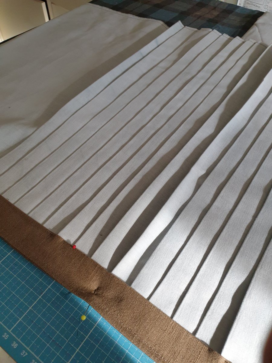 Finally, die Vorbereitungen für die Kostümhochzeit gehen weiter... die Jungs und Männer der Familie gehen in Kilts, und weil es den von allen präferierten Outlander-Kilt nicht in Kindergrößen gibt, nähe ich drei davon selbst. Das hier ist der zweite kurz vor fertig...