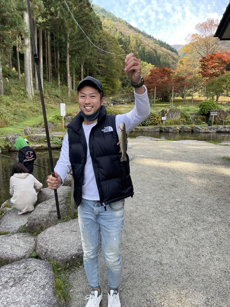 xsell0916's tweet photo. まいどおおきに 営業の浅井です!
今日は長野県阿智村の天魚パークランドの釣り堀に行ってきました
釣った魚はその場で炭火焼きにして食べられます🐟
美味い!!
#エクセル
#NaturalOne
#釣り
#渓流釣り
#イワナ
#アマゴ
#ニジマス
#天魚パークランド
#釣り堀
#阿智村
#ユルイの宿 https://t.co/oFpeEnx7K1