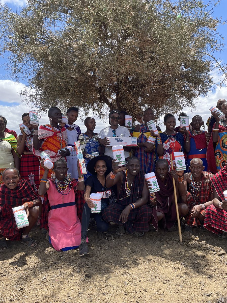kipepeogh's tweet photo. Day 2️⃣ of food distribution in Amboseli  National Park in Kajiado County.

We distributed 6️⃣0️⃣ packets of unga, bars of soap &amp; kids snacks to families at Village 4️⃣.

This was only possible because of your donations. Through your goodwill they have food to put on there plates 💚. https://t.co/ABqWqIfmLu
