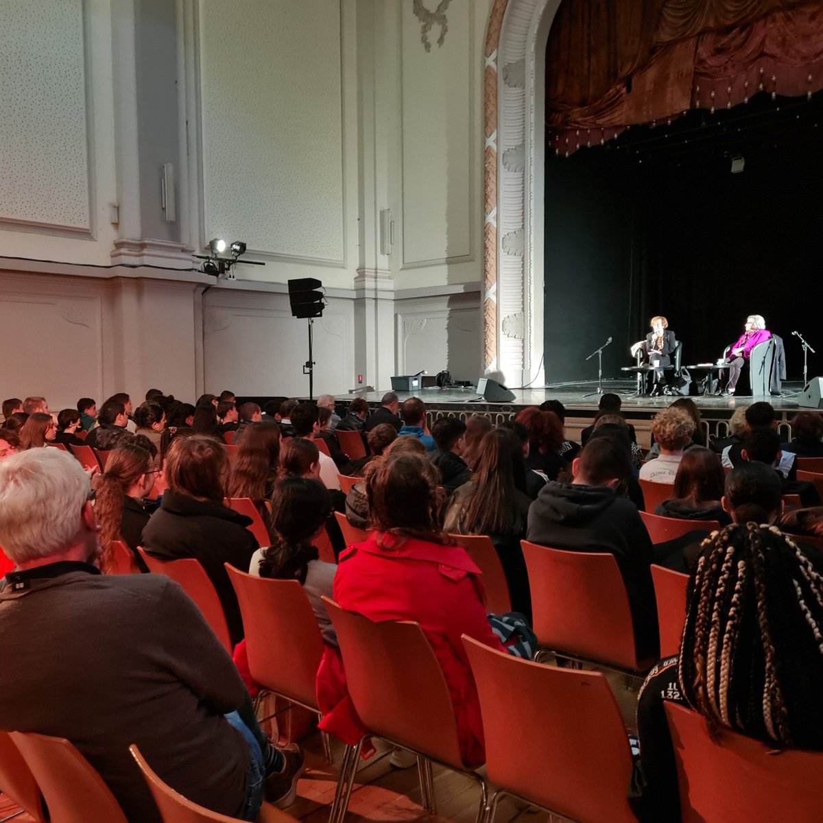 c_morell's tweet photo. Témoignage poignant,vendredi,de Rachel Jedinak décrivant,devant des collégiens,son enfance marquée par l'exode,les rafles,les évasions,la vie ds la clandestinité et les années de l'après-guerre où elle était une "ombre au tableau".Événement organisé par l'#AMEJD et @lillefrance https://t.co/MiwGkj59DB