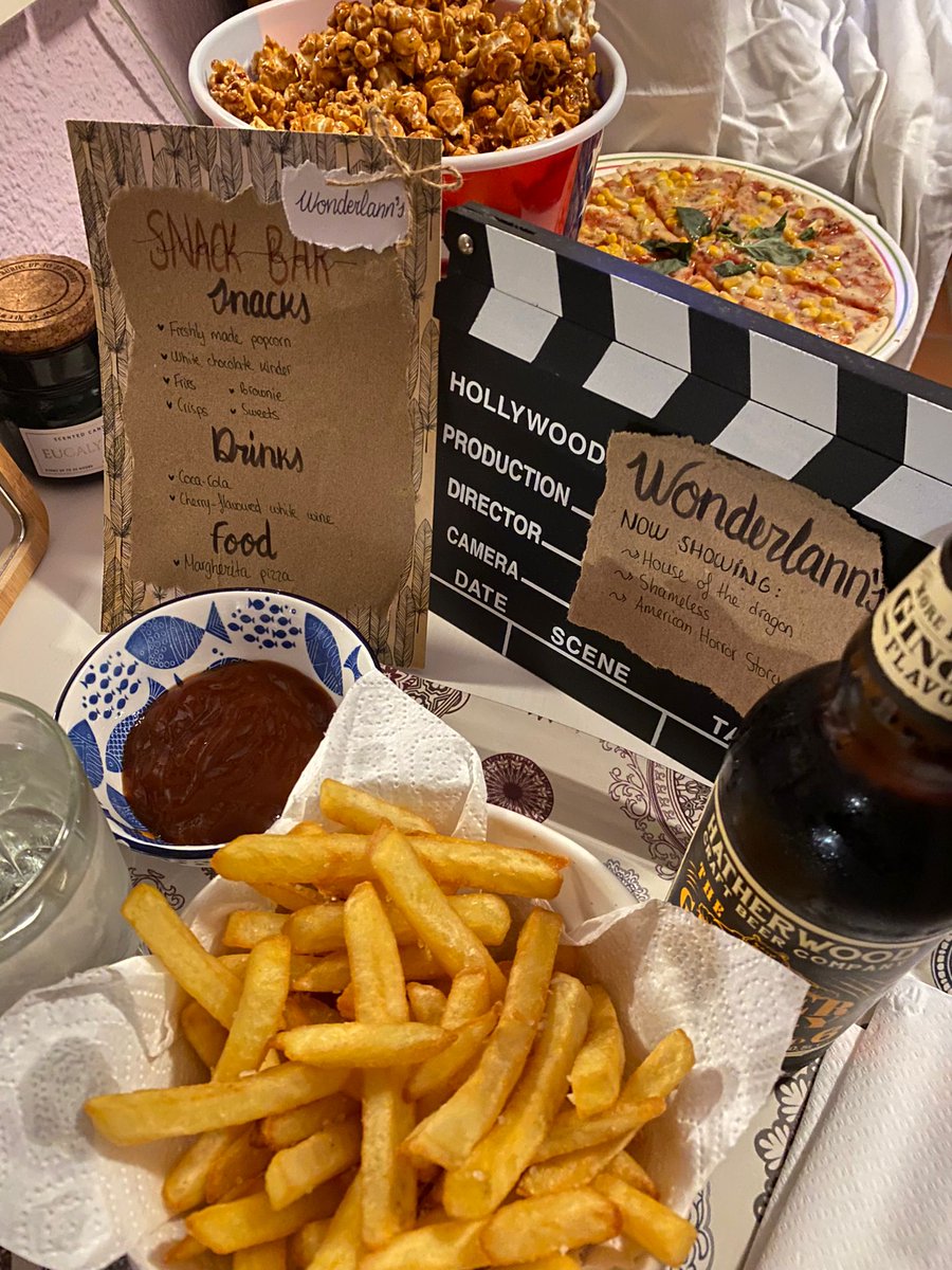 JimenaRogero's tweet photo. Anoche mi novia me montó un cine 🖤💜 https://t.co/KcNH89GydK