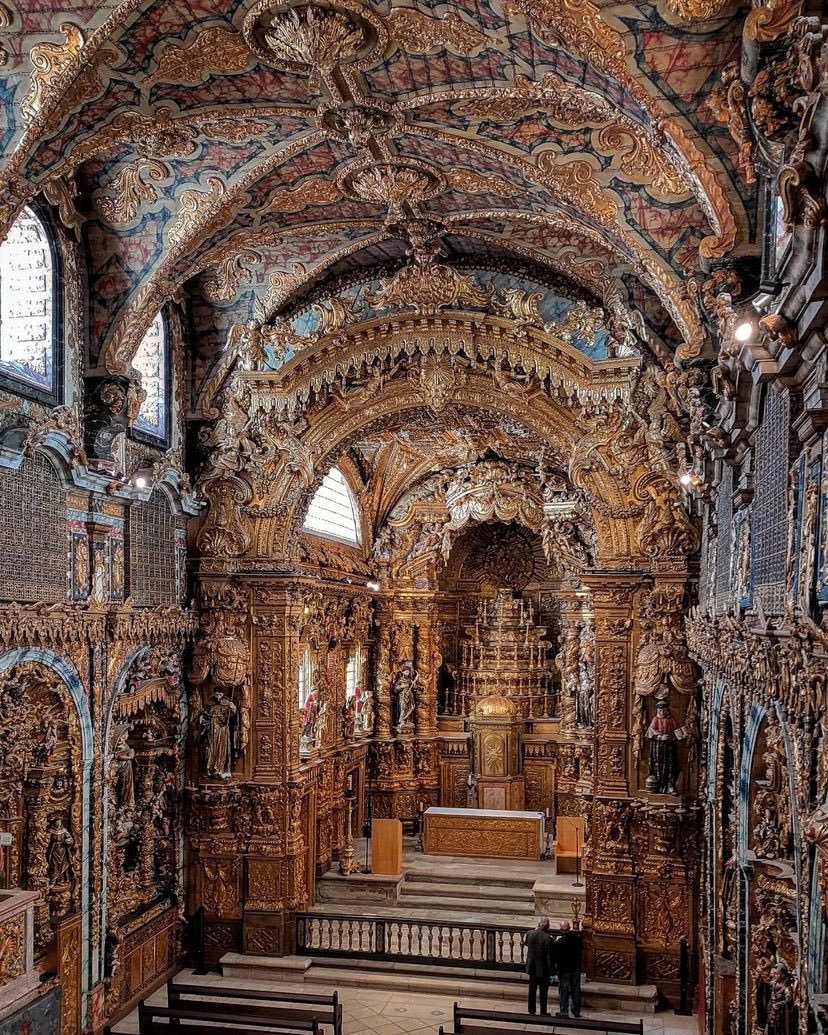 La Iglesia de Santa Clara es uno de los tesoros de #Oporto y de los mejores ejemplos de talla dorada barroca (1ª mitad s. XVIII) (Foto©️Sergio Carvalho) instagram.com/p/CVnku-otRk-/…