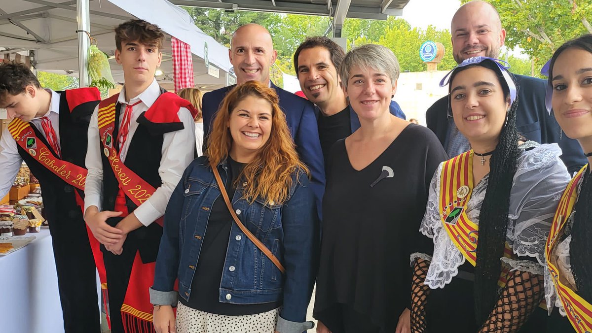 ErcSegria's tweet photo. 📢 #Alcarras celebra la Fira del comerç i del rebost. Com no podia ser d'altra manera, hem acompanyat al candidat @JoCastany i companys d' @EAlcarras a la seva inauguració.
#alcostatdelagent https://t.co/HP3XW2JK1t