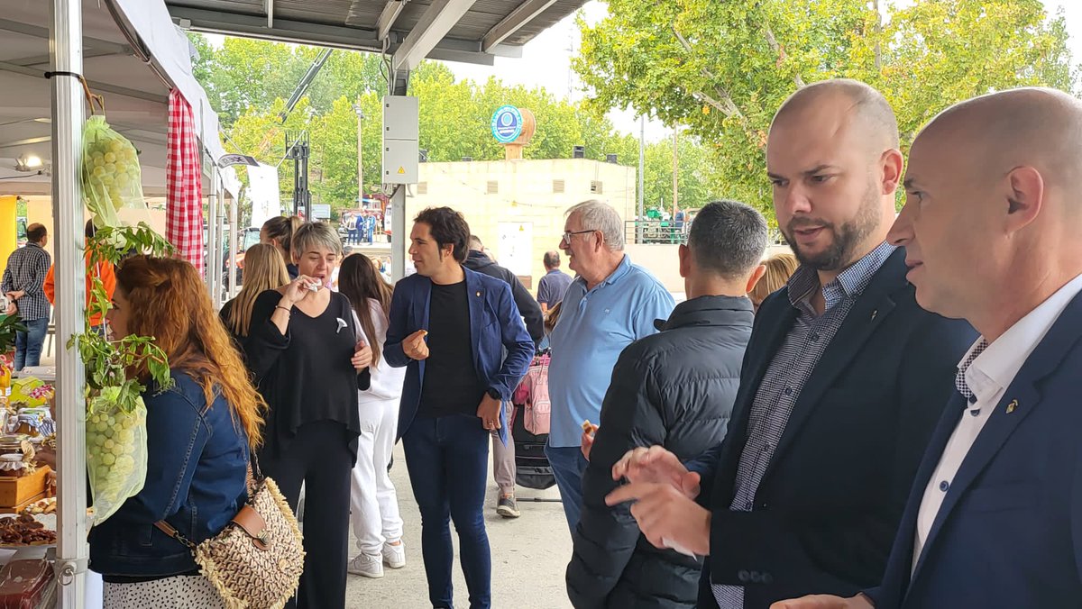 ErcSegria's tweet photo. 📢 #Alcarras celebra la Fira del comerç i del rebost. Com no podia ser d'altra manera, hem acompanyat al candidat @JoCastany i companys d' @EAlcarras a la seva inauguració.
#alcostatdelagent https://t.co/HP3XW2JK1t