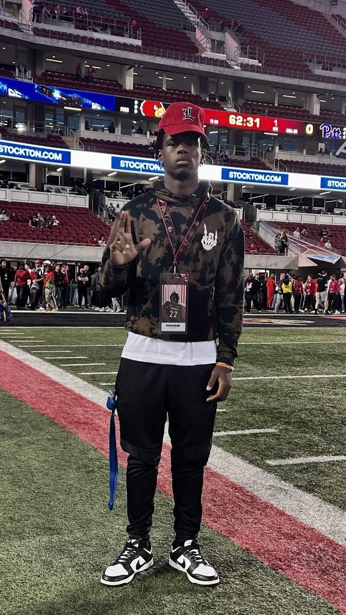 CarsonW848's tweet photo. Had a great time last night at The Ville!! #GoCards @CoachStingley @coach_stepp @pete_nochta13 @CoachLT39 @ParkviewFB @CoachGunterPV @RWrightRivals @stephenmsmith11 @On3Recruits @RecruitGeorgia @MohrRecruiting https://t.co/dXyqYtEVJ0