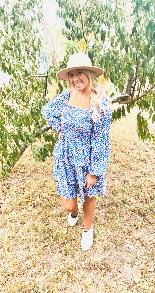 jaimee_layne's tweet photo. Just had my husband out in the yard taking pics of me by this tree 😏🙂 https://t.co/vzRtylsWvk