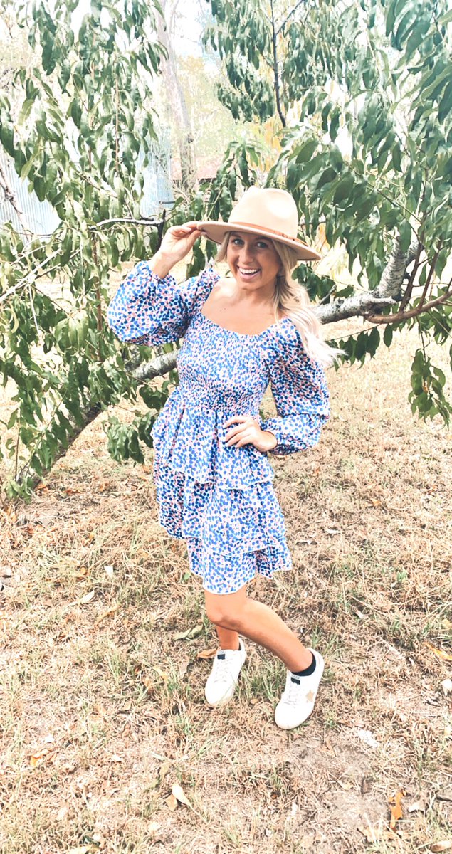 jaimee_layne's tweet photo. Just had my husband out in the yard taking pics of me by this tree 😏🙂 https://t.co/vzRtylsWvk