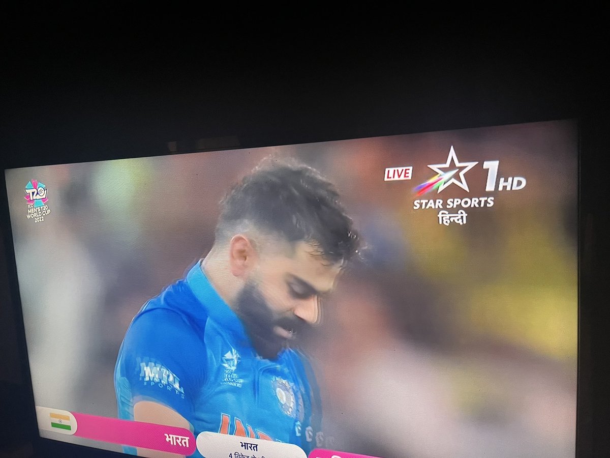 Saudharm1's tweet photo. Nothing can beat this moment. 
What a class @imVkohli is. 
True King ! 

#IndiaVSPakistan #INDvsPAK2022 https://t.co/p4qY2508Oe
