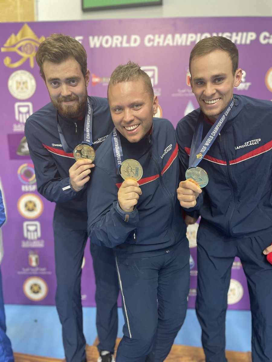 Simon Kolstad Claussen, Henrik Larsen og Jon-Hermann Hegg har vunnet VM-gull 😀🇳🇴

Endelig ble det Ja Vi Elsker i Kairo.

I gullfinalen i lagskytingen på 50m match mot Frankrike vant Norge 16-12 etter at Norge var best også på den avgjørende etappe 2 i kvalifiseringen.