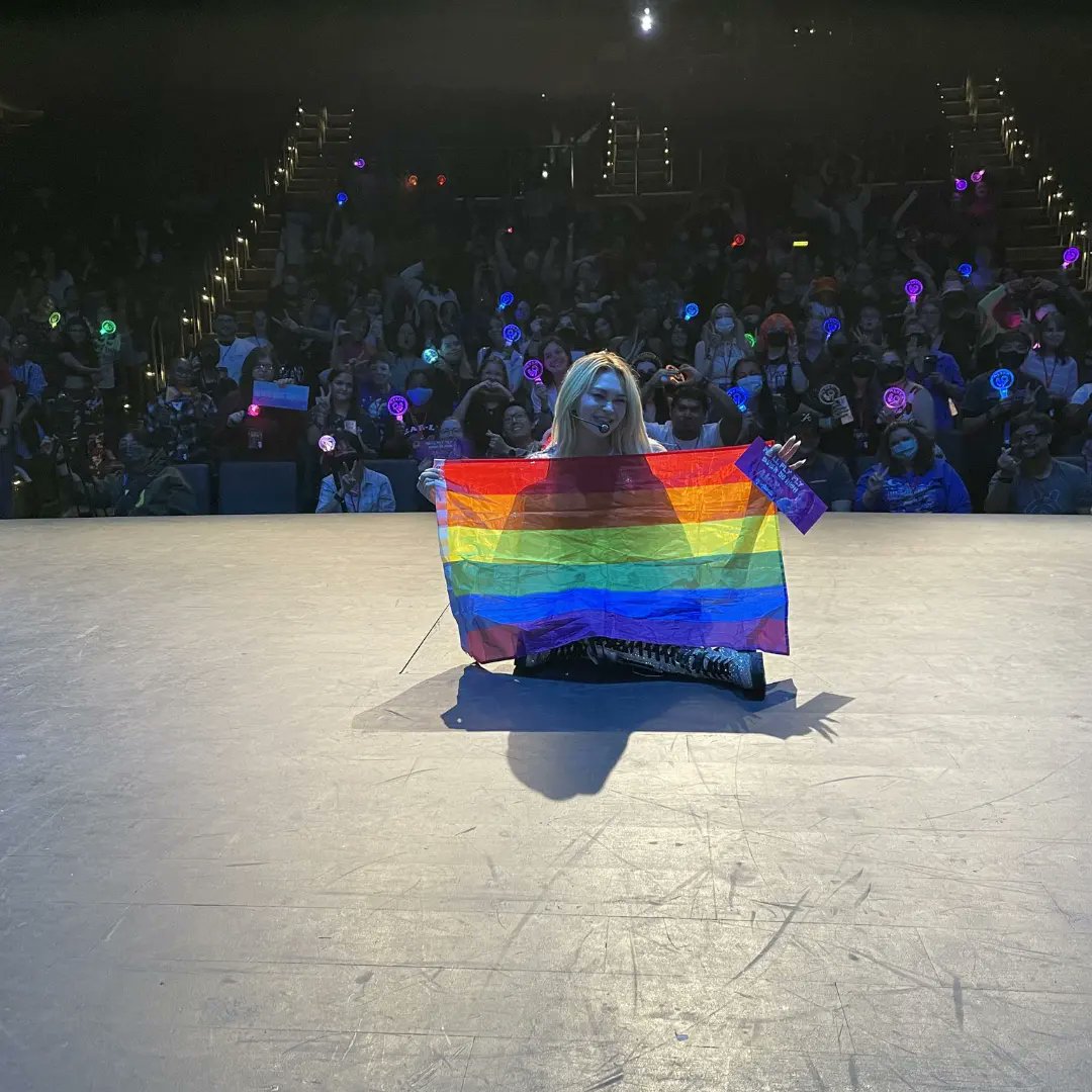 AleXa_Troops_it's tweet photo. Troopers per favore mandate un sacco di messaggi di amore per AleXa perchรฉ sta ricevendo un sacco di odio da parte di alcuni haters per aver sostenuto e supportato la comunitร LGBTQ+ durante il concerto. Abbattiamo l'odio con l'amore
#AleXaUSATour #AleXaInAtlanta https://t.co/aawbzP6gg3