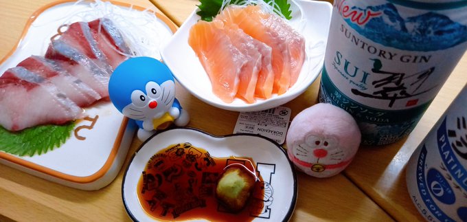 ご褒美の準備は整った。ぶりの刺身は塩ごま油でいただきますさぁどのドラ映画を見るか。それが問題だ。#とりか飯 