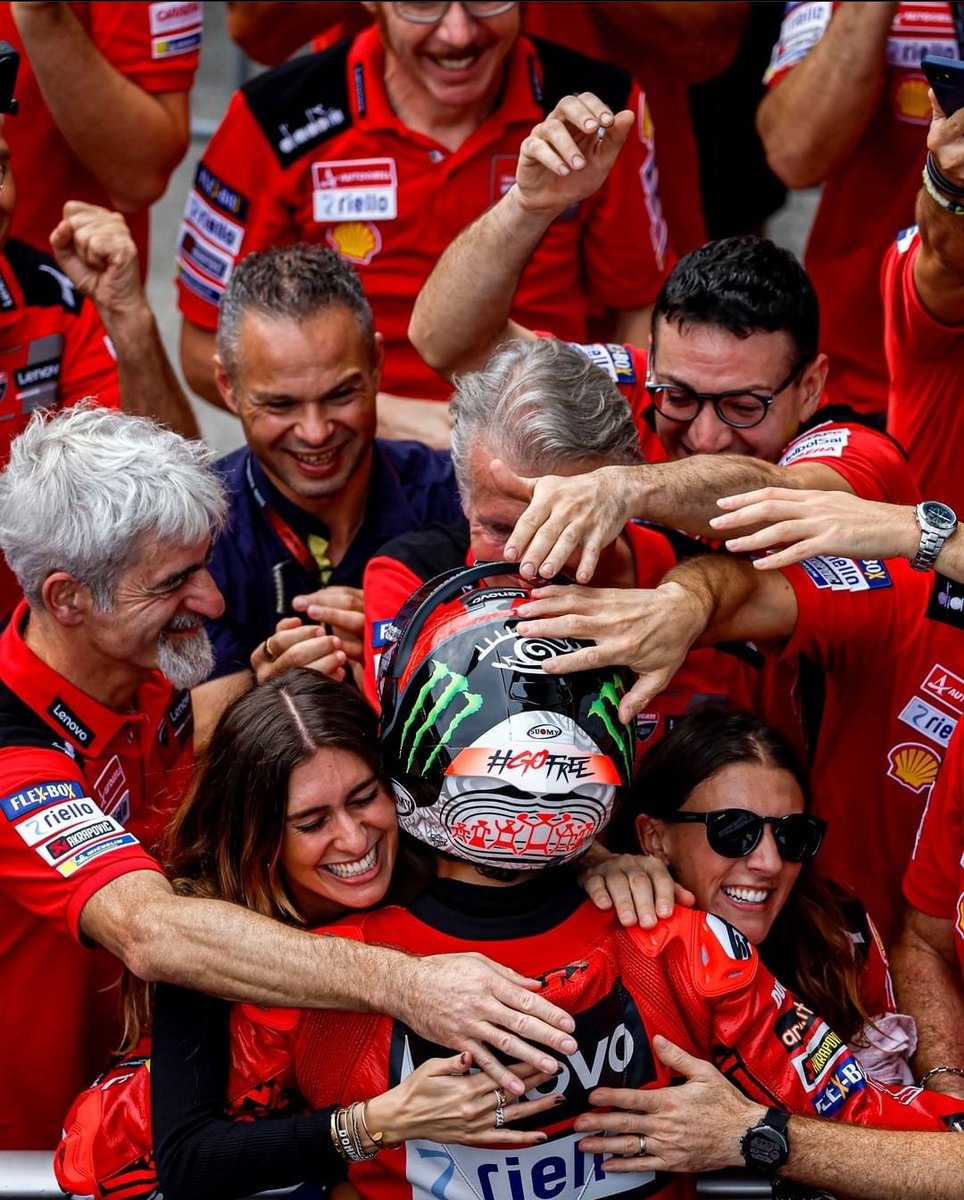 ducatiesp's tweet photo. Domingo de triunfos!! ๐ชโค๏ธ
Sรฉptima victoria del aรฑo para @pecco63 y Campeones del Mundo por equipos con #DucatiLenovoTeam ๐๐ฎ๐น
Valencia va a temblar con los Ducatistas!! ๐ฅ๐ฅ๐ฅ
#ForzaDucati
#MalasyanGp #MatchPointPecco #GoFree https://t.co/MkOTEAlpin