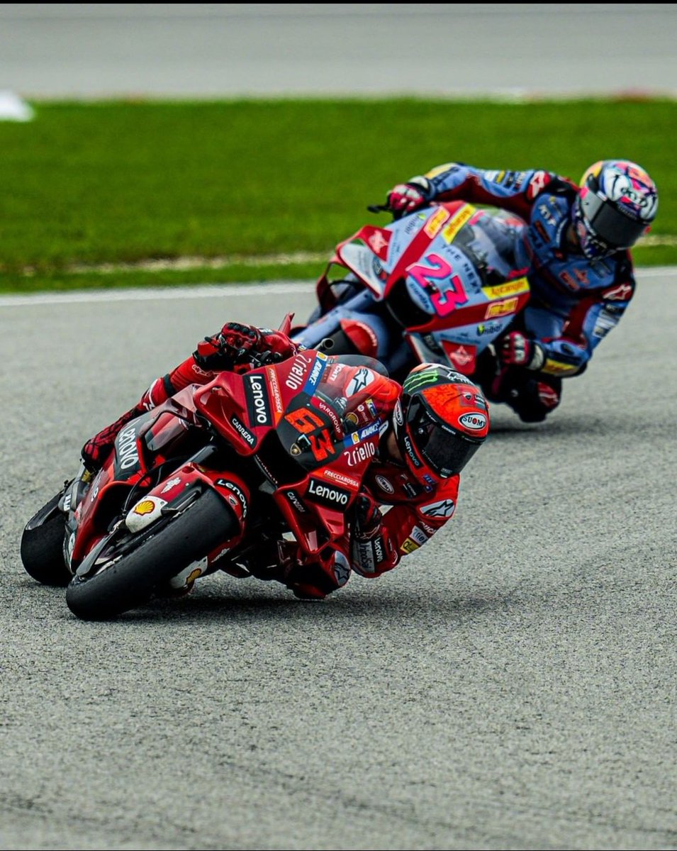 ducatiesp's tweet photo. Domingo de triunfos!! ๐ชโค๏ธ
Sรฉptima victoria del aรฑo para @pecco63 y Campeones del Mundo por equipos con #DucatiLenovoTeam ๐๐ฎ๐น
Valencia va a temblar con los Ducatistas!! ๐ฅ๐ฅ๐ฅ
#ForzaDucati
#MalasyanGp #MatchPointPecco #GoFree https://t.co/MkOTEAlpin