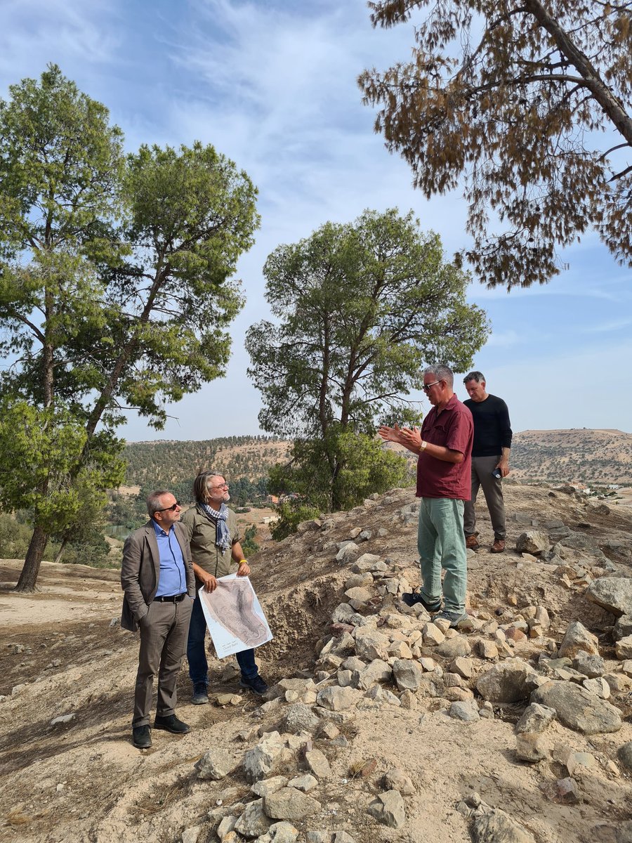 ItalyinMorocco's tweet photo. L'Ambassadeur #Barucco visite le site archéologique de #OuedBeht. Financée par @ItalyMFA, la mission 🇮🇹 du @CNRsocial_ et #ISMEO, avec @UCamArchaeology et #INSAP, met en lumière une période unique de l'histoire préhistorique du 🇲🇦 et de es liens avec le monde méditerranéen https://t.co/s8OcDiL8at