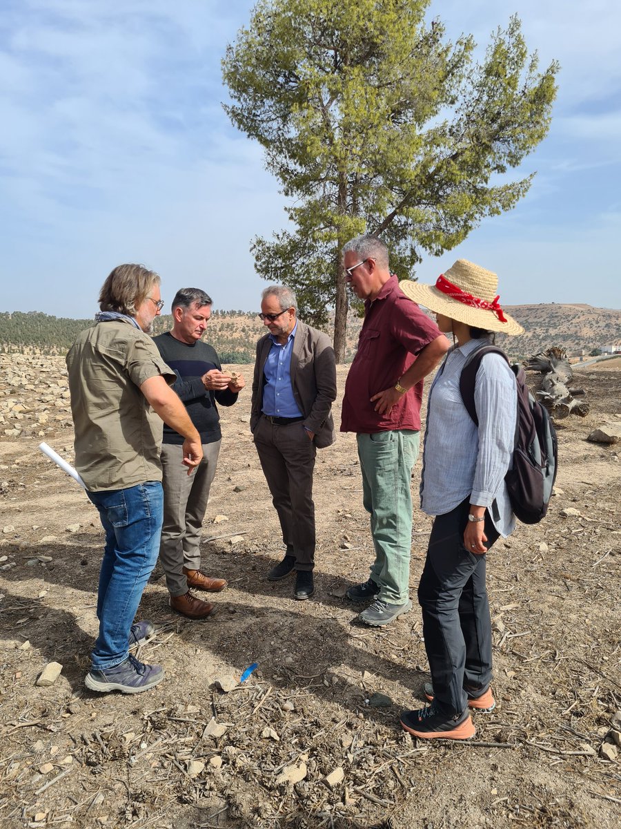 ItalyinMorocco's tweet photo. L'Ambassadeur #Barucco visite le site archéologique de #OuedBeht. Financée par @ItalyMFA, la mission 🇮🇹 du @CNRsocial_ et #ISMEO, avec @UCamArchaeology et #INSAP, met en lumière une période unique de l'histoire préhistorique du 🇲🇦 et de es liens avec le monde méditerranéen https://t.co/s8OcDiL8at