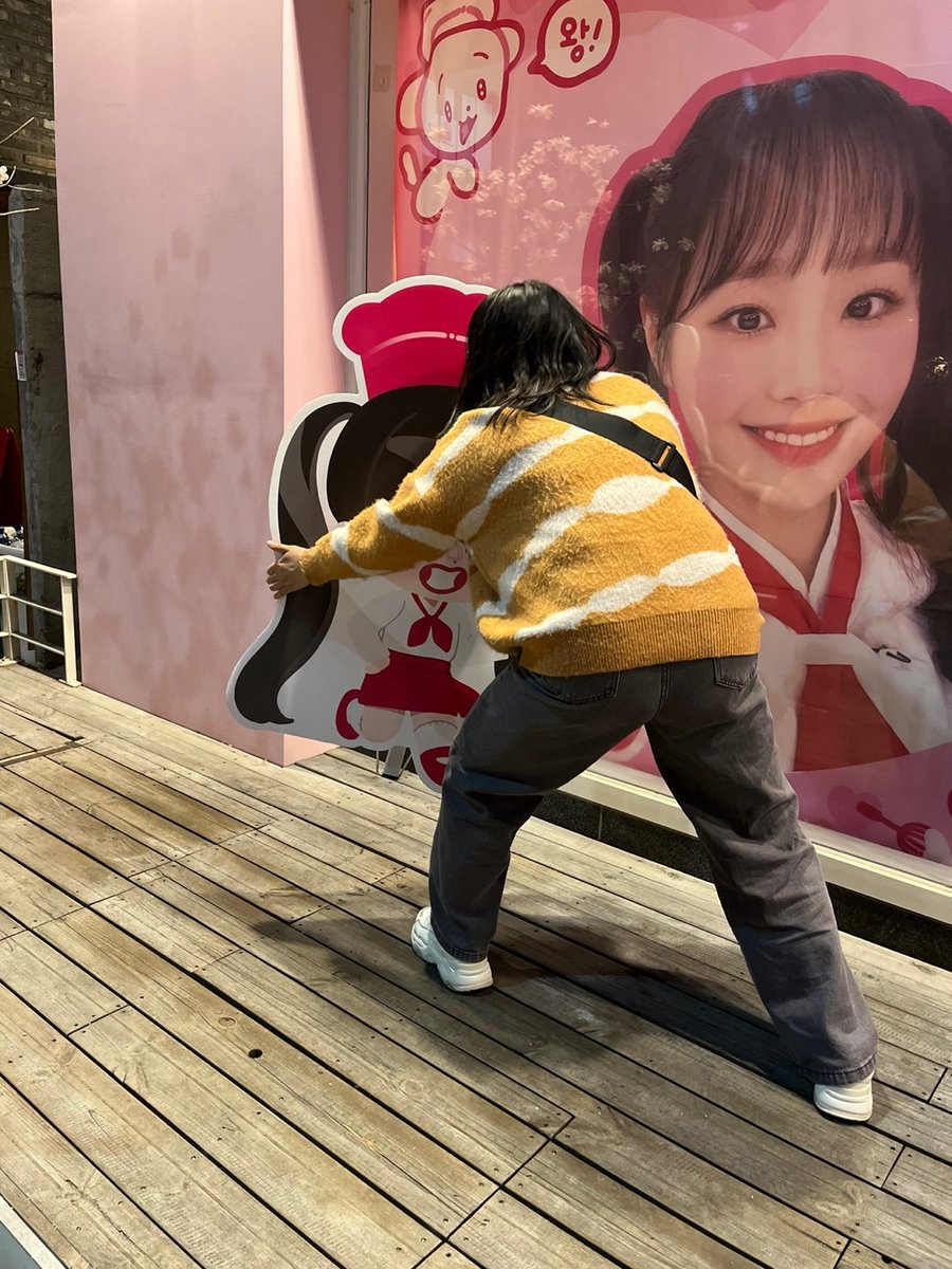 chuu_bbokki's tweet photo. 럭드 1등 상품...
파티시엘 판넬 제가 훔쳤어요 (구라임)
저와 함께 즐거운 지하철 여행을 즐겼답니다 >♡<

#Happy_Chuu_day
#오늘도_내일도_행복하츄 https://t.co/6PixQZIw78