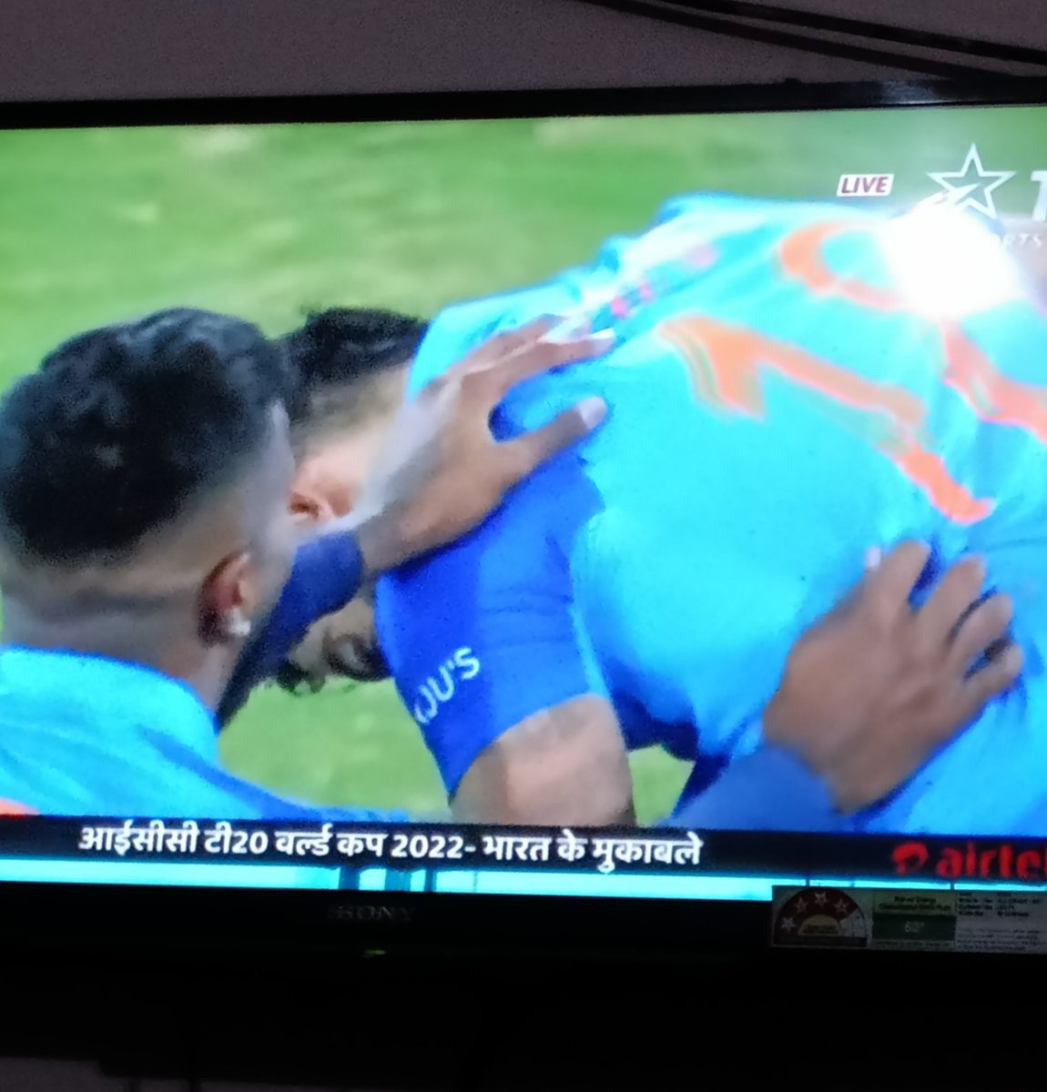 Montu_writes's tweet photo. #ViratKohli𓃵
#RohitSharma𓃵
This duo is my favourite!!
They both!
#rohirat #RohitSharma𓃵 #ViratKohli #bothcaptain #India #indiancricket #WorldCup2022 #superover #India #arshdeepsingh https://t.co/GKpPqEW8mS