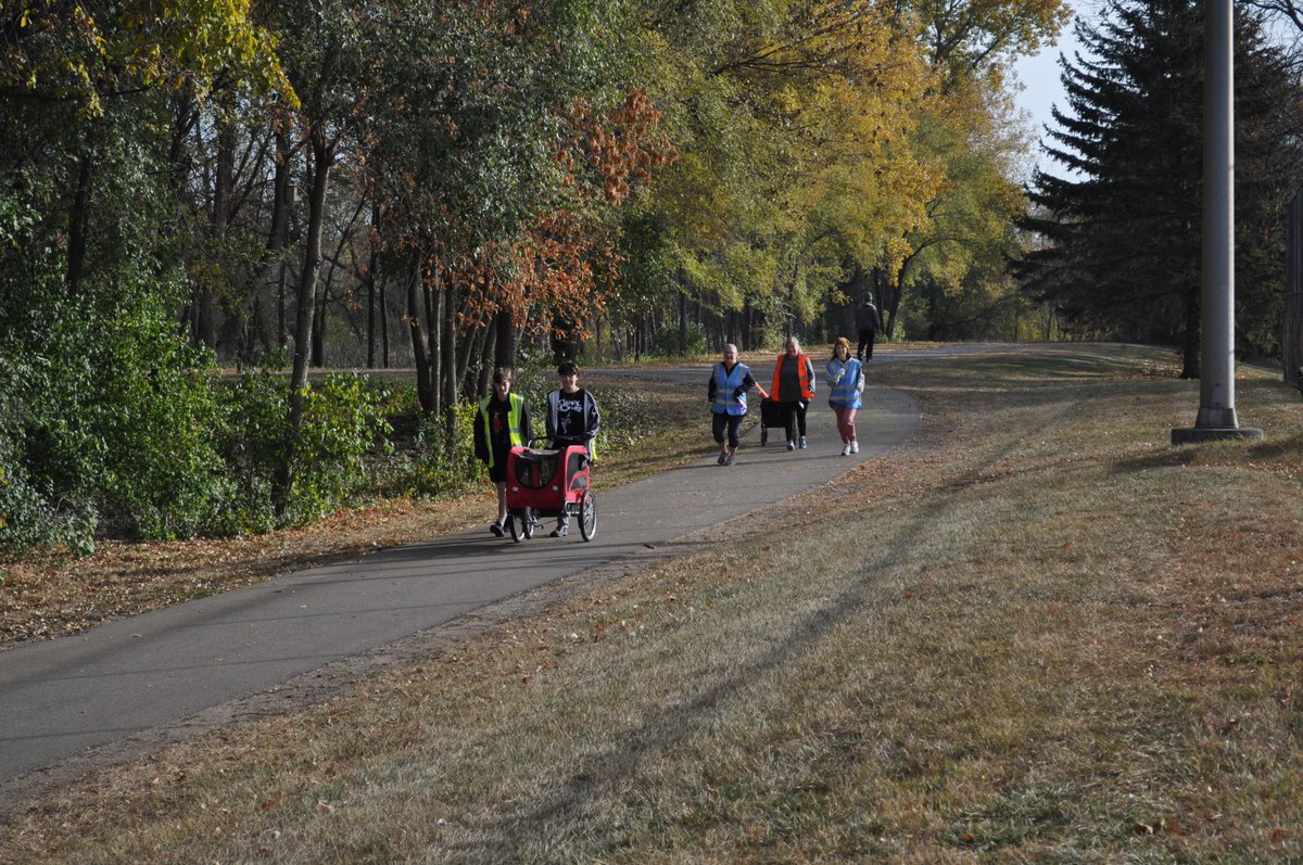 Marshals Azzy and Lu, parkwalkers Terri and Linda and Tail Walker Patty heading toward the finish line to bring Hamlet Park parkrun #24 to a close!