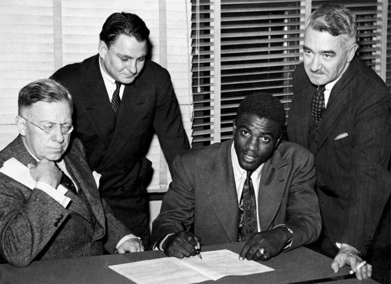 #OTD 77 years ago, Jackie Robinson makes history when he signs a contract with the Montreal Royals, the Brooklyn Dodgers’ triple-A International League affiliate.

Prior to breaking Major League Baseball’s colour barrier in 1947, Robinson would star at 2B for the Royals in 1946.