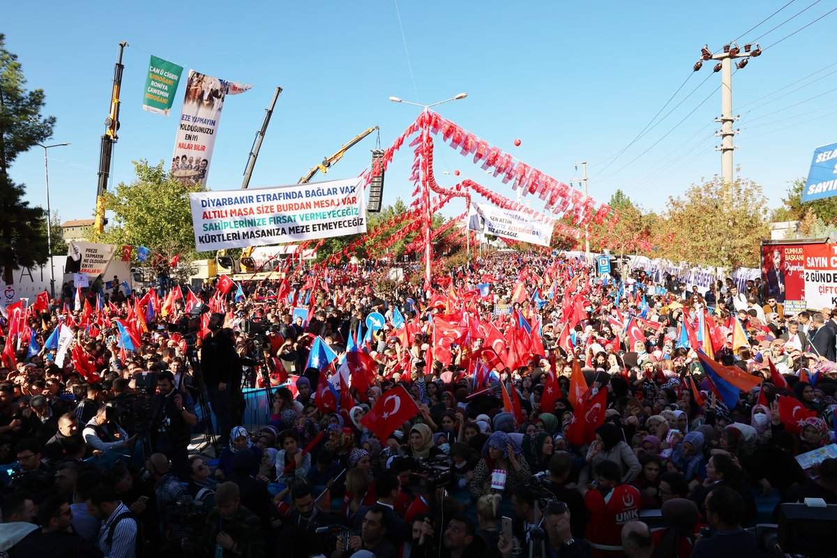 Akparti's tweet photo. Cumhurbaşkanımız Recep Tayyip Erdoğan, İstasyon Meydanı'nda düzenlenen "Diyarbakır Çevre Yolu, TOKİ 1525 Konut, 17 İşyeri, 1 Camii ve Büyükşehir Yatırımları ile Yapımı Tamamlanan Diğer Projelerin Toplu Açılış Töreni"nde vatandaşlara hitap etti. https://t.co/4nyenMZmso