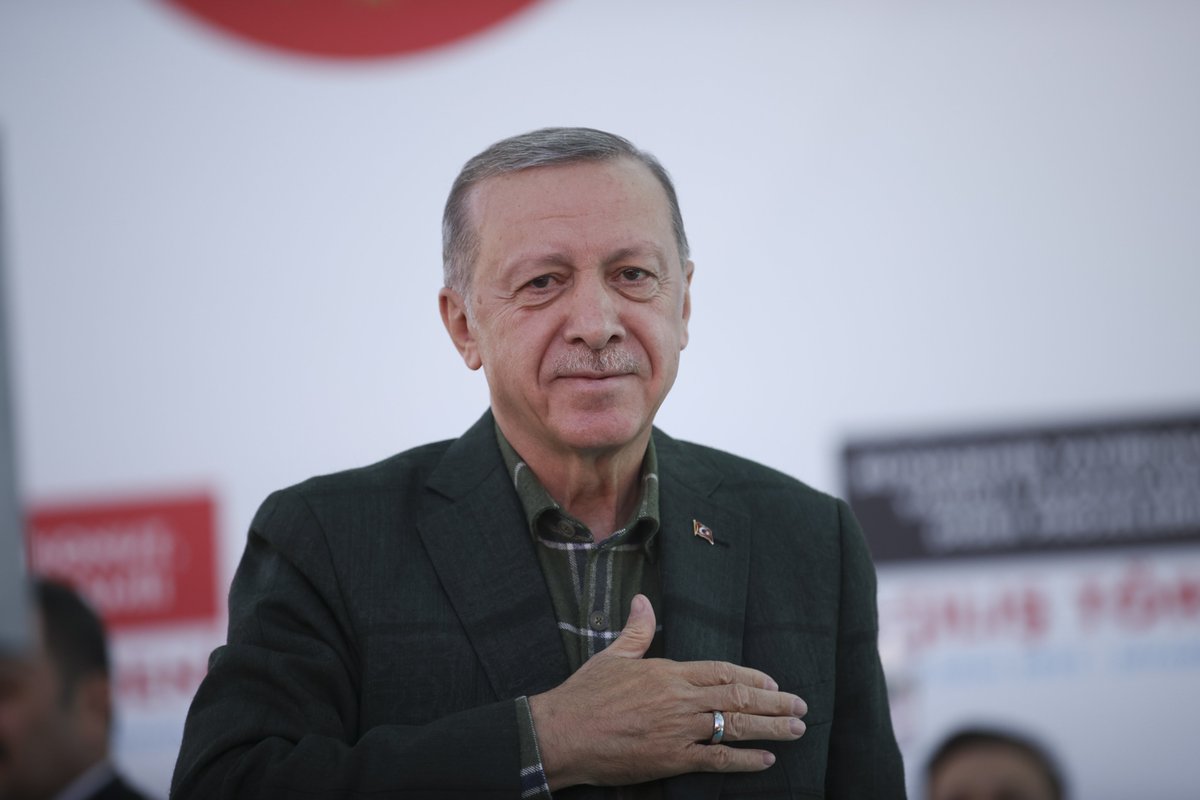 Akparti's tweet photo. Cumhurbaşkanımız Recep Tayyip Erdoğan, İstasyon Meydanı'nda düzenlenen "Diyarbakır Çevre Yolu, TOKİ 1525 Konut, 17 İşyeri, 1 Camii ve Büyükşehir Yatırımları ile Yapımı Tamamlanan Diğer Projelerin Toplu Açılış Töreni"nde vatandaşlara hitap etti. https://t.co/4nyenMZmso