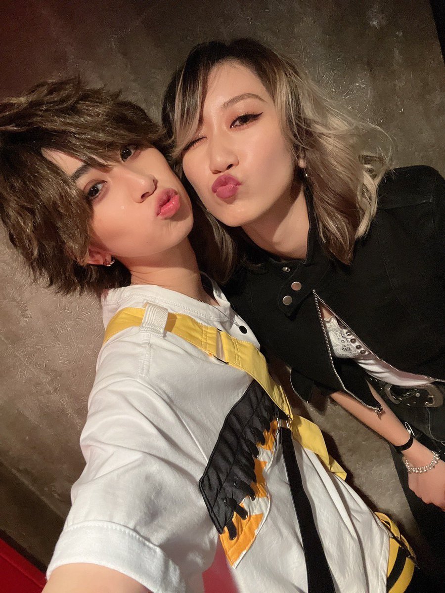 Official_Aqilla's tweet photo. ミツバチロックサーキットありがとうございました！！
初の声出しライブ、MCの時にみんなの声が聞けてゾクゾクワクワクしたよ。

そして、こんなチャンス逃すまいと、風男塾の柚希関汰と。

"愛"

#ミツバチロック https://t.co/Uhmlnj6ipT