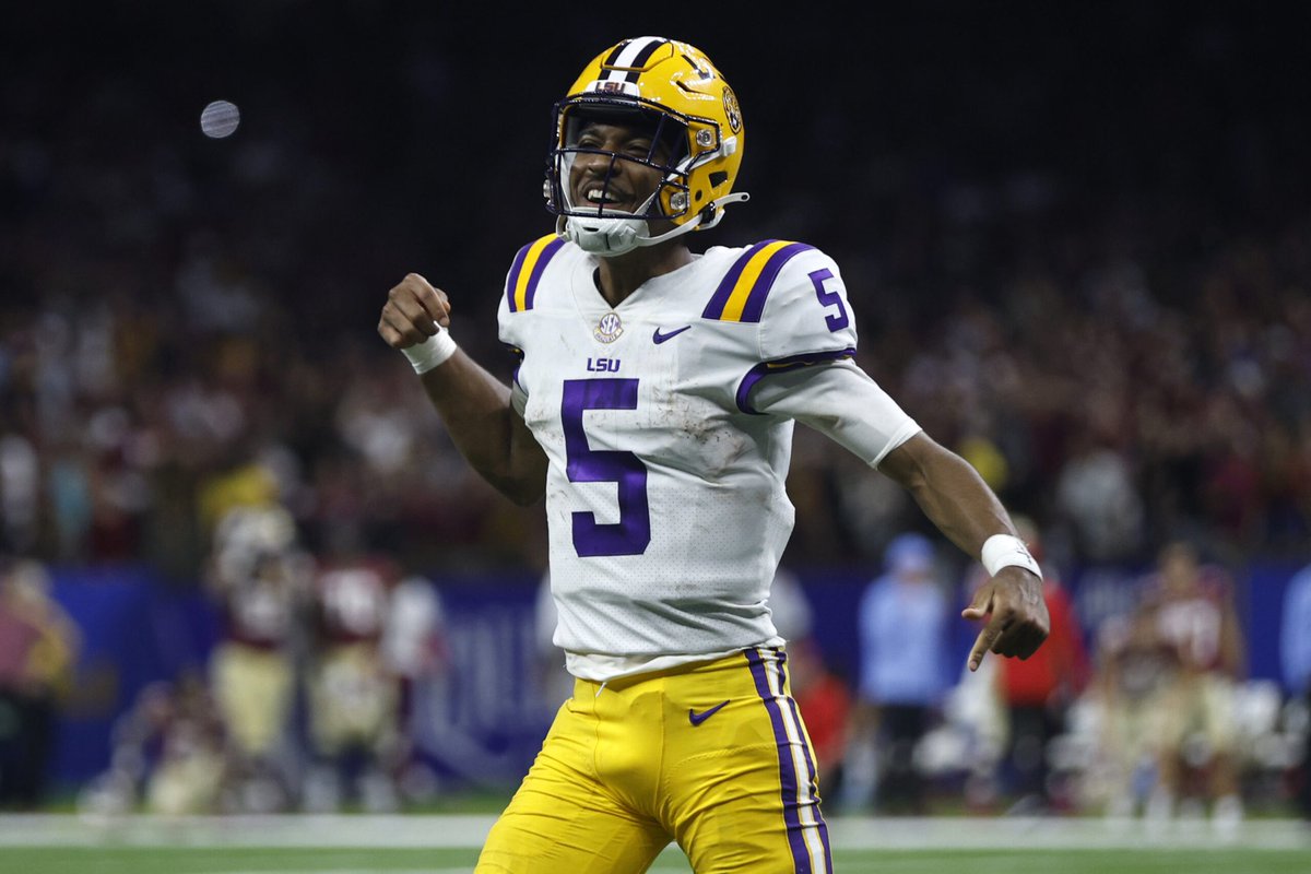 Jayden Daniels vs Ole Miss: • 21/28 • 248 passing yards • 121 rushing yards • 5 total TDs Don’t look now but LSU is first in the SEC West 👀